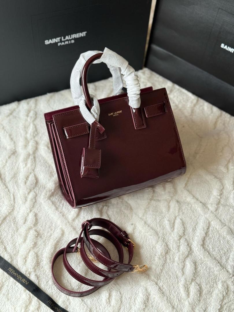 Saint Laurent Sac de Jour Nano – Cuir verni bordeaux bandoulière amovible