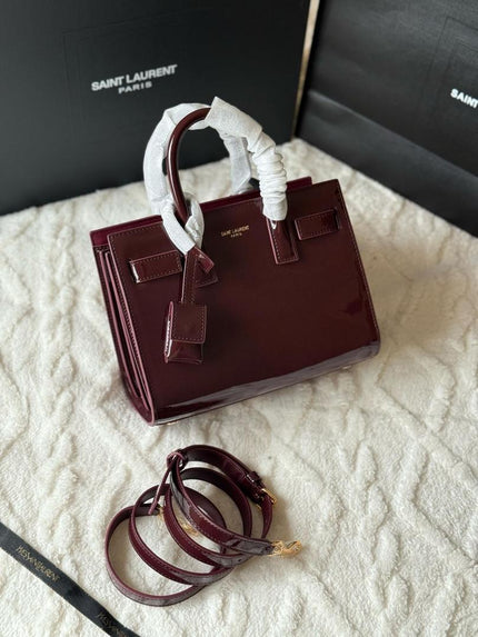 Saint Laurent Sac de Jour Nano – Cuir verni bordeaux bandoulière amovible
