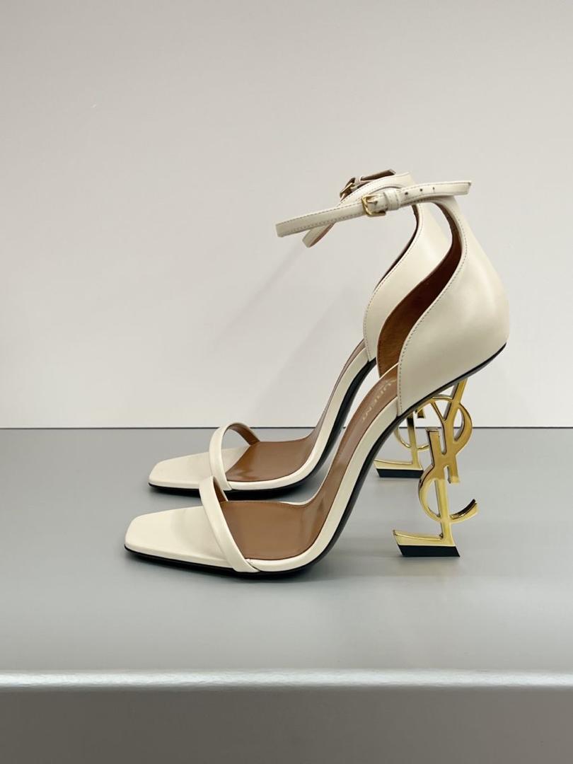 Saint Laurent Opyum Sandal – Cuir ivoire talon YSL doré bride cheville